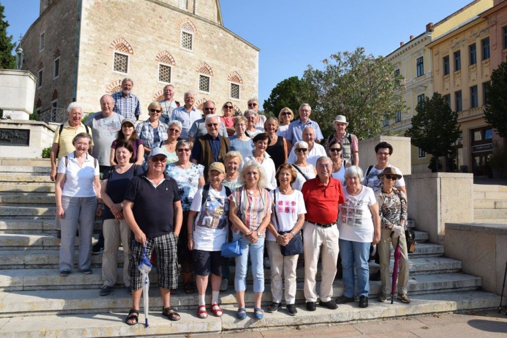 Reisegruppe vom Verein Vestenrohr-Karlstisch vor der osmanischen Moschee in Pecs